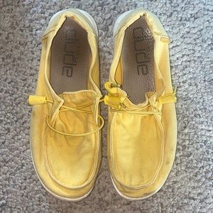 Women’s Size 8 Yellow Hey Dudes